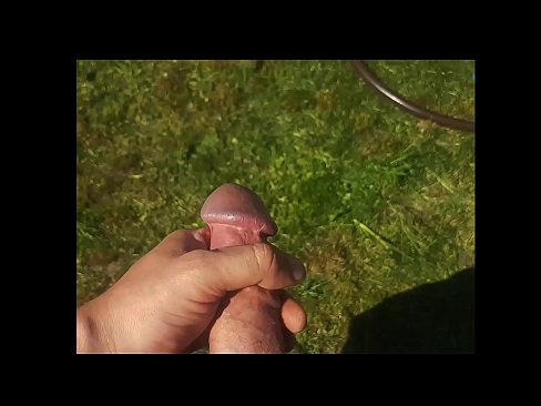 ❤️ Keçika germ di bexçeyek havînê de pisîka xwe ya pembe diqelişe û bi şuştinê dixe. Pornoya rûsî li me ku.sayhentai.ru
