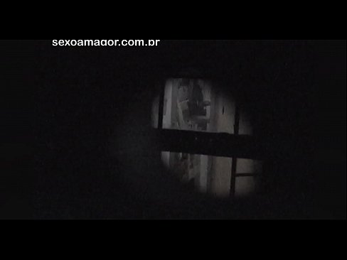 ❤️ Blondie bi dizî ji hêla dengbêjek taxê ve ku li pişt kerpîçên vala veşartiye, vîdyoyek tê kişandin Pornoya rûsî li me ku.sayhentai.ru