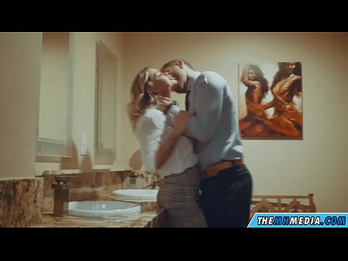❤️ Gava ku blondeyek busty we di nav hewşek gelemperî de dixapîne Pornoya rûsî li me ku.sayhentai.ru